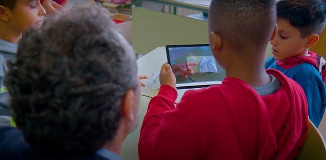 Menores con pantallas en un aula de Refuerzo 'DigiCraft' de Fundación Vodafone España