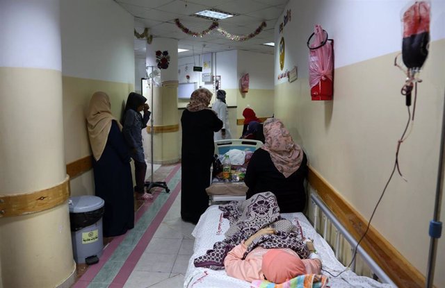 Archivo - Pacientes en el interior del Hospital Indonesio, en el norte de la Franja de Gaza (archivo)