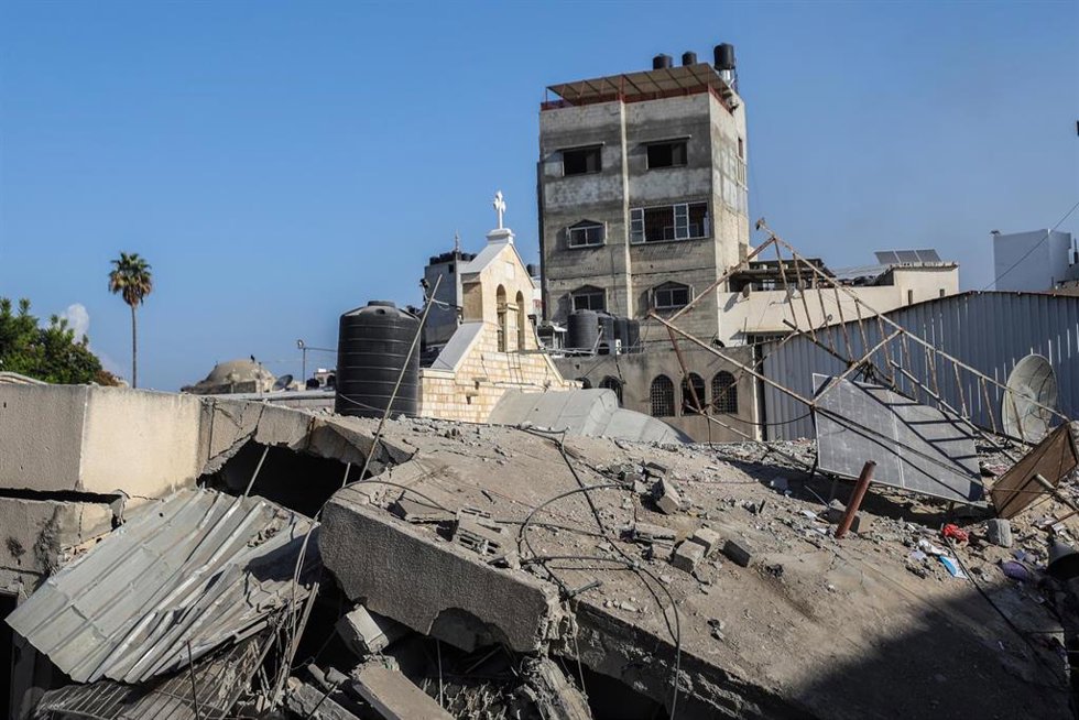 Archivo - Una iglesia ortodoxa griega dañada por un ataque israelí en la Franja de Gaza
