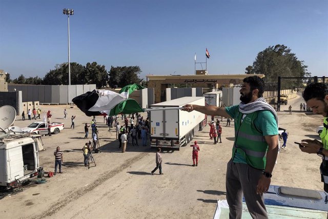 Imagen de algunos camiones con ayuda humanitaria en el paso de Rafá, en la frontera con Egipto.