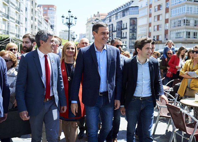 Archivo - (I-D) El secretario general del PSC, Pablo Zuloaga, el presidente del Gobierno, Pedro Sánchez, y el secretario del PSOE de Santander, Pedro Casares, en un acto en Santander.    