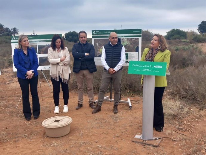 La consejera de Agricultura, Carmen Crespo, realiza una intervención en la Rambla Higuera, en Almería.