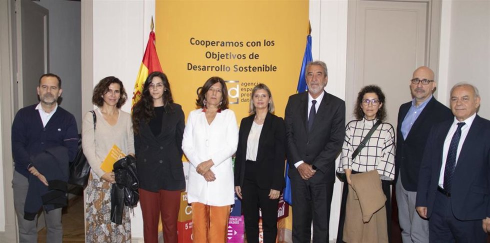 El Fiscal de Sala Coordinador de Menores en la Fiscalía General del Estado, Eduardo Esteban, la vicepresidenta de la AETD, Ana Caballero, y la directora de AEPD, Mar España, y representantes de otras entidades, en el encuentro por el Día de la Infancia.