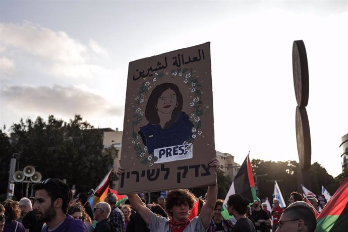 Archivo - 15 May 2023, Israel, Tel Aviv: Aprotester holds up a sign reading "Justice for Shireen" in memory of the late Al-Jazeera journalist Shireen Abu Akleh who was killed a year ago in Jenin, during a demonstration in Tel Aviv against the Israeli a