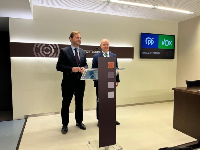 Los portavoces parlamentarios de PP, Fernando Ledesma, y VOX, Santiago Morón.