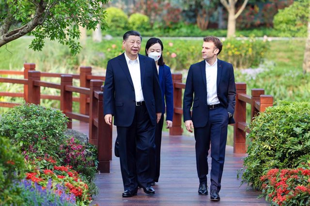 Archivo - El presidente de China, Xi Jinping, junto al presidente de Francia, Emmanuel Macron, durante un encuentro en abril