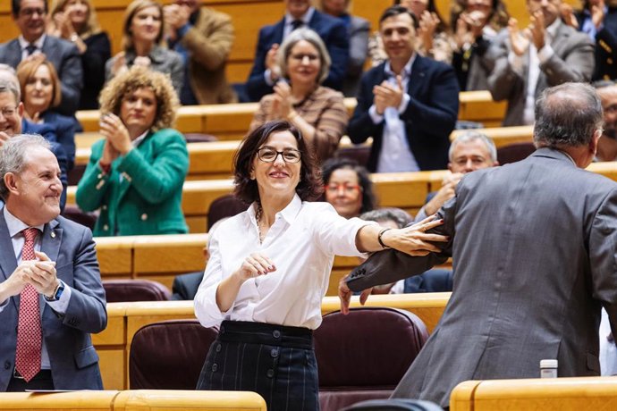 La senadora del PSOE Eva María Granados (c) durante una sesión plenaria, en el Senado, a 14 de noviembre de 2023, en Madrid (España). La Comisión de Reglamento del Senado ha avalado la reforma propuesta por el PP para dilatar hasta dos meses la tramitac