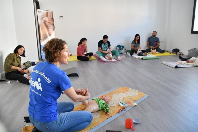 Taller de masaje infantil organizado por el Ayuntamiento de Tomares (Sevilla).