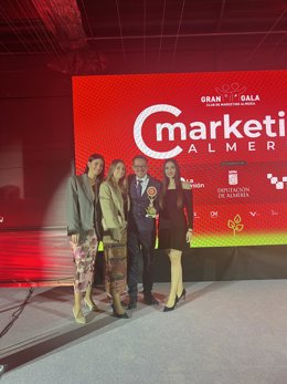 El equipo de Círculo Rojo recoge el premio otorgado por el Club Marketing Almería.