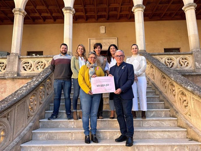 El Ayuntamiento de Andratx hace entrega del cheque de 10.551,50 euros a la AECC Baleares