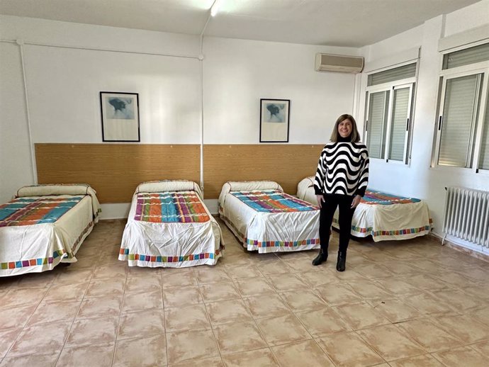 La concejala de Asuntos Sociales de Baeza, Ana Calero, en las instalaciones del albergue