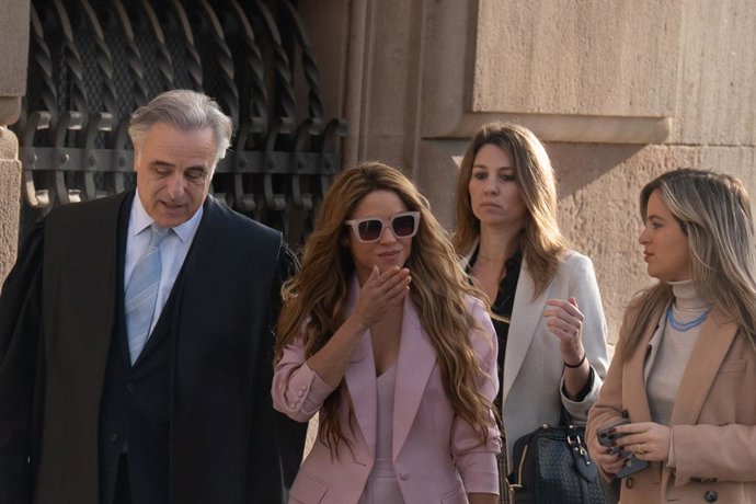 La cantante Shakira (2i) junto a sus abogados, Pau Molins (1i), Miriam Company (1d), a su salida de la Audiencia Nacional el día que comienza su juicio, a 20 de noviembre de 2023, en Barcelona, Catalunya (España).