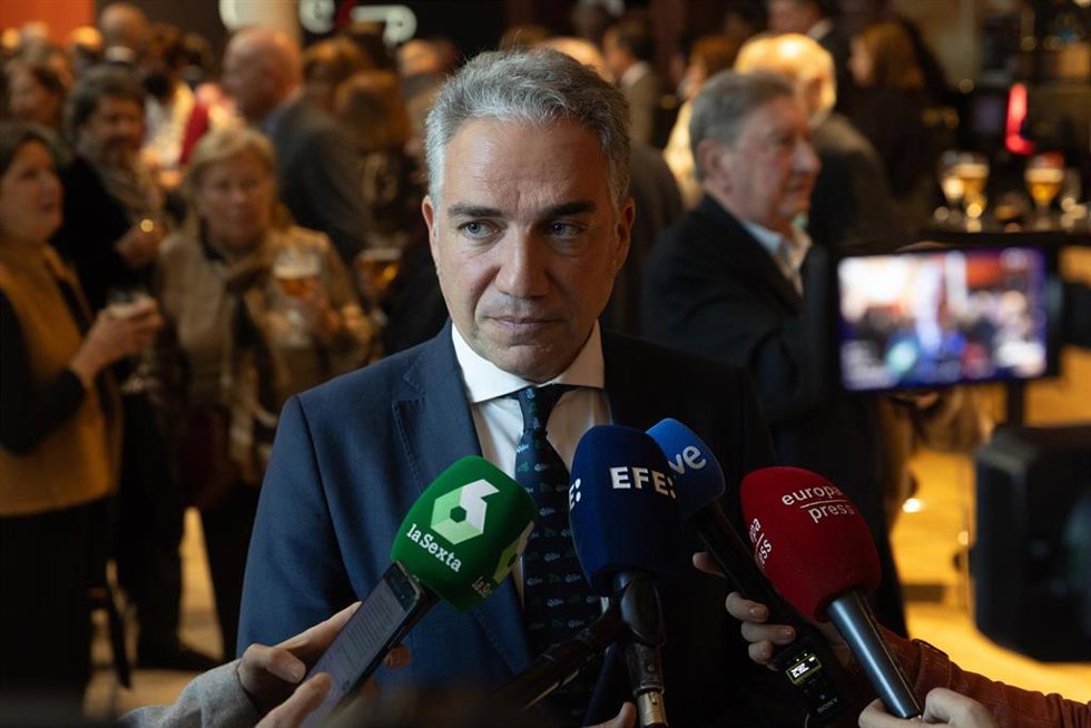 El coordinador general del Partido Popular, Elías Bendodo, atiende a medios tras la entrega de los Premios Autónomo del Año 2023, en el Auditorio Santander, a 20 de noviembre de 2023, en Madrid (España). La Federación Nacional de Asociaciones de Trabaja