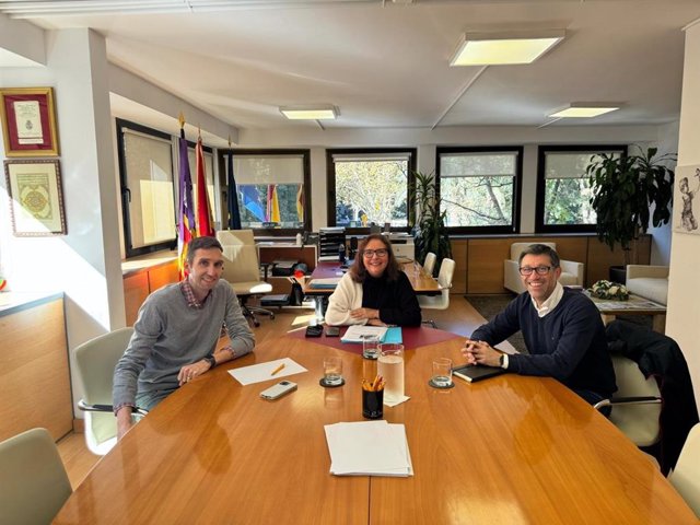 La consellera de Salud, Manuela García, en una reunión con el alcalde de Campanet, Guillem Rosselló.
