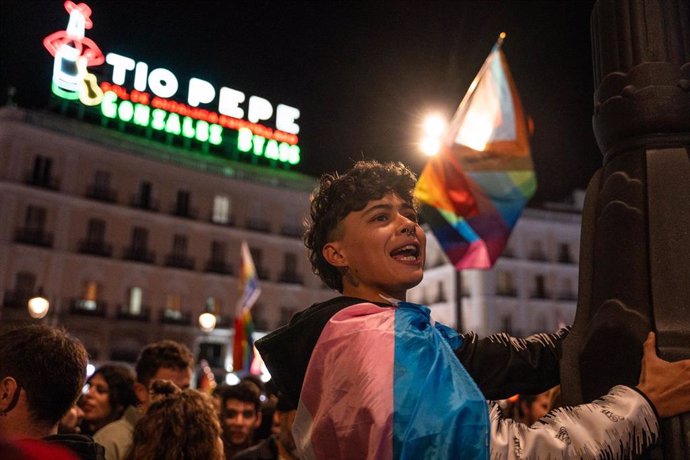 Decenas de personas durante una manifestación para defender las leyes Trans y LGTBI de la Comunidad de Madrid, en la Puerta del Sol, a 13 de noviembre de 2023, en Madrid (España). 
