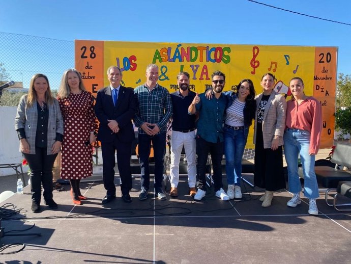El delegado territorial de Desarrollo Educativo y Formación Profesional y de Universidad, Investigación e Innovación de la Junta en Córdoba, José Francisco Viso (tercero por la izda.), en la jornada del lunes el CEIP Profesor Tierno Galván de El Arrecif