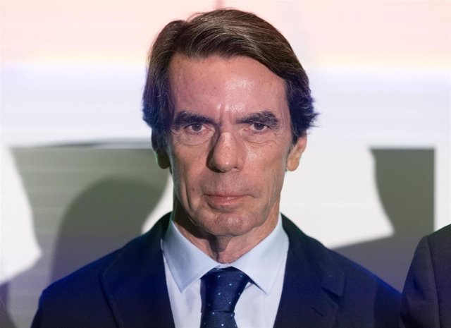 El expresidente del Gobierno José María Aznar posa a su llegada a la inauguración de la jornada 'La guerra de Gaza', en el Hotel Petit Palace, a 20 de noviembre de 2023, en Madrid (España). La conferencia está dentro del ciclo de geopolítica del IADG en e