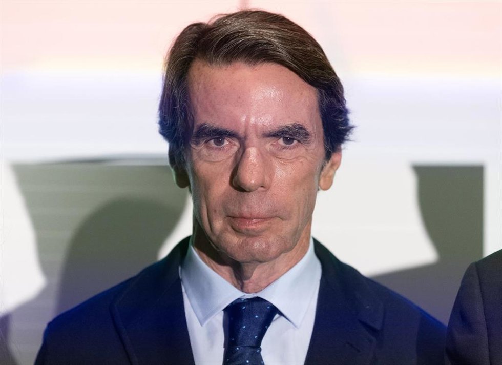El expresidente del Gobierno José María Aznar posa a su llegada a la inauguración de la jornada 'La guerra de Gaza', en el Hotel Petit Palace, a 20 de noviembre de 2023, en Madrid (España). La conferencia está dentro del ciclo de geopolítica del IADG en
