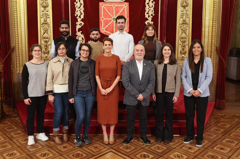La presidenta Chivite y el consejero Cigudosa, junto a las personas beneficiarias del programa WIT