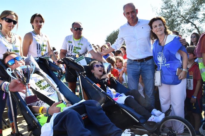 El alcalde de Tomares, junto a algunos participantes de la marcha contra el hambre y carreras solidarias a favor de Manos Unidas.