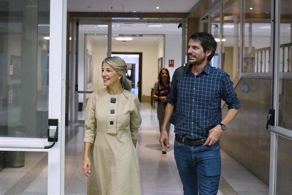Archivo - La vicepresidenta segunda y ministra de Trabajo y Economía Social en funciones, y líder de Sumar, Yolanda Díaz, y el portavoz de Sumar, Ernest Urtasun, llegan al Congreso de los Diputados, a 28 de septiembre de 2023, en Madrid (España).