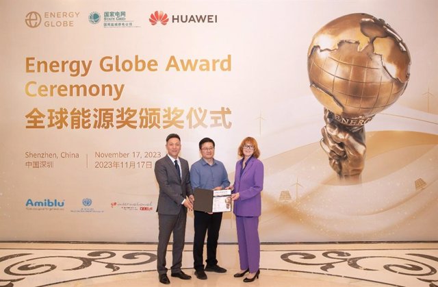 Birgit Murr presenting the award to Wang Sheng, General Manager of State Grid's Jiangsu Yining Energy Industry Group, and Dr. Anthony Hu, Chief Expert of Huawei's Electric Power Digitalization BU