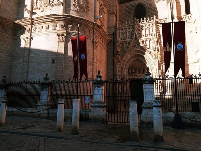 Colgaduras para la procesión extraordinaria de San Fernando y la Virgen de Valme, este sábado, en el entorno de la Catedral por el 775 aniversario de la restauración del culto cristiano.