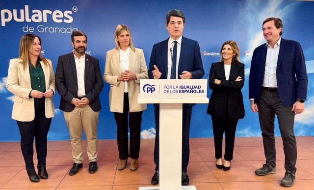 Carlos Rojas con el resto de diputados y senadores del PP de Granada