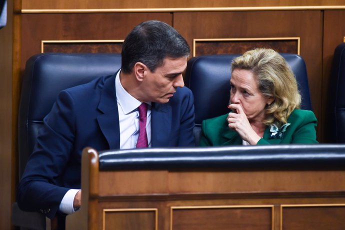 El presidente del Gobierno, Pedro Sánchez y la vicepresidenta primera y ministra de Economía, Comercio y Empresa, Nadia Calviño.