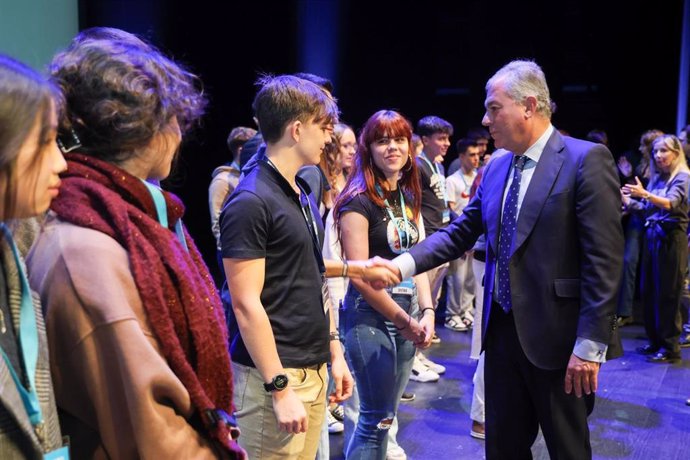 El alcalde participa en la presentación de las jornadas Sputnik y destaca su empeño por fidelizar el talento sevillano.