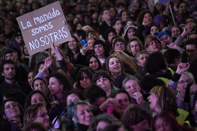 Archivo - Miles de mujeres durante una manifestación convocada por la Comisión 8M, por el 8M, Día Internacional de la Mujer, a 8 de marzo de marzo de 2023, en Madrid (España). 