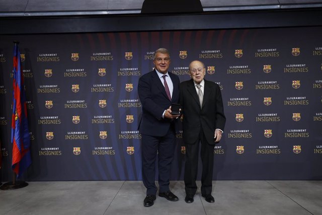 El presidente del FC Barcelona, Joan Laporta, entrega la insignia de oro y brillantes del club al expresidente de la Generalitat de Catalunya, Jordi Pujol