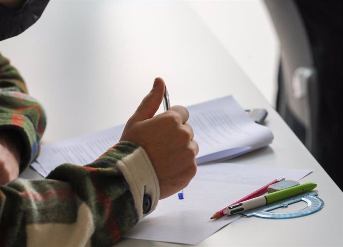 Archivo - Un alumno sostiene un bolígrafo durante una actividad.