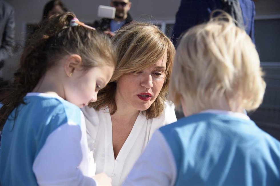 Archivo - La ministra de Educación y Formación Profesional, Pilar Alegría, con varios alumnos del colegio,