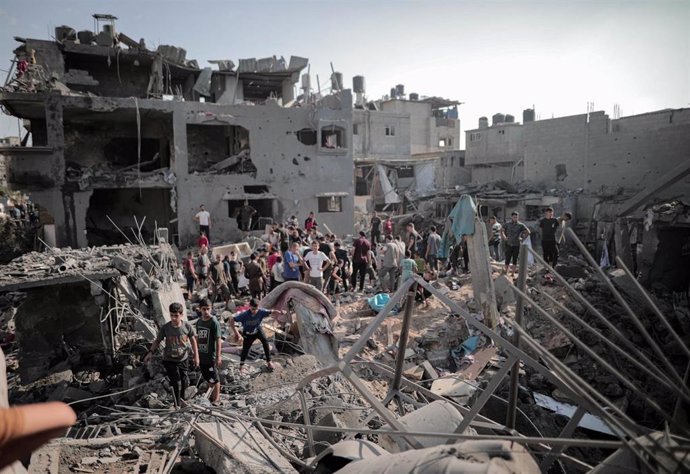 November 5, 2023: Deir Al-Balah, Gaza Strip, Palestine. 05 November 2023. Palestinians observe the destruction in the aftermath of Israeli raids on the Al-Bureij refugee camp in the Deir Al-Balah governorate in central Gaza. Attacks on crowded residenti