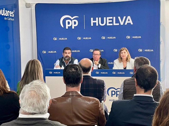 El presidente del PP de Huelva, Manuel Andrés González, preside la Junta Directiva Provincial celebrada en Cartaya.