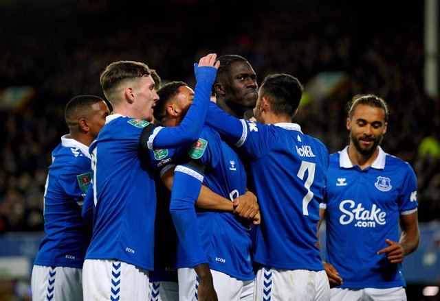 01 November 2023, United Kingdom, Liverpool: Everton's Amadou Onana (C) celebrates with teammates after scoring their side's second goal during the English Carabao Cup fourth round soccer match between Everton and Burnley at Goodison Park. Photo: Peter By