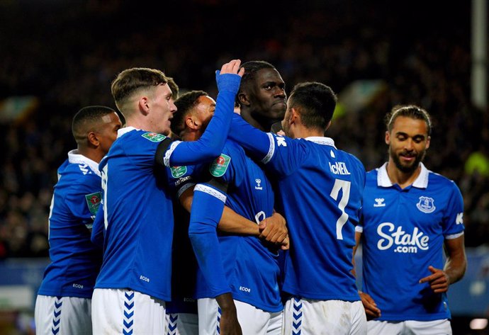 01 November 2023, United Kingdom, Liverpool: Everton's Amadou Onana (C) celebrates with teammates after scoring their side's second goal during the English Carabao Cup fourth round soccer match between Everton and Burnley at Goodison Park. Photo: Peter 