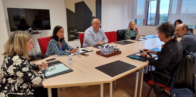 La consejera de Educación, Ciencia y Universidades del Gobierno de Aragón, Claudia Pérez Forniés, ha mantenido este lunes por la tarde una reunión con las federaciones de asociaciones de padres y madres de Aragón