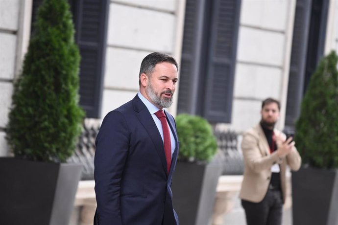 El líder de VOX, Santiago Abascal, a su salida de la segunda sesión del debate de investidura de Pedro Sánchez como presidente de Gobierno, en el Congreso de los Diputados, a 16 de noviembre de 2023, en Madrid (España). 