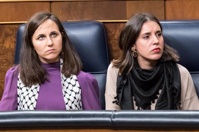 La ministra de Derechos Sociales en funciones, Ione Belarra (i), y la ministra de Igualdad en funciones, Irene Montero (d), durante el debate de investidura, en el Congreso de los Diputados, a 15 de noviembre de 2023, en Madrid (España). 