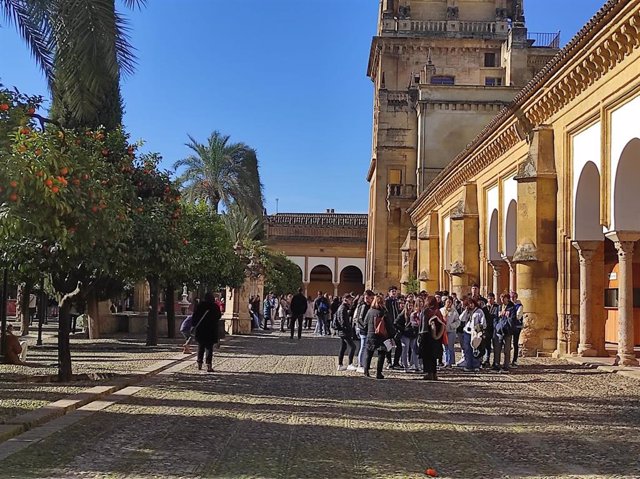 Un grupo de turistas en el Patio de los Naranjos de la Mezquita-Catedral de Córdoba.
