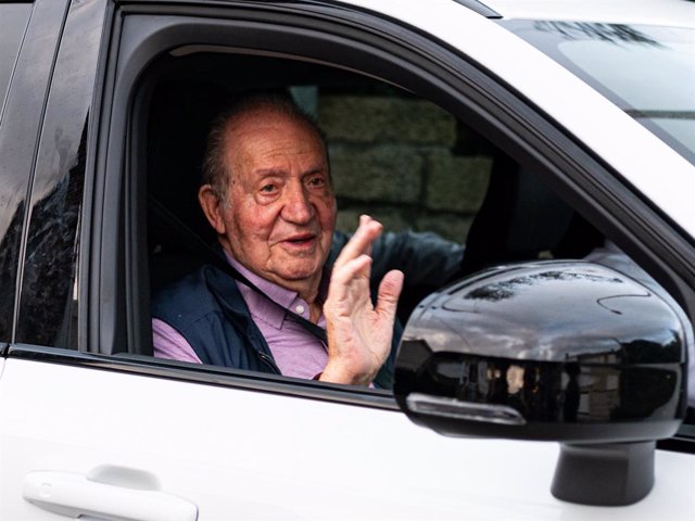 Archivo - Arxivo - El rei Juan Carlos  saluda a la seva sortida amb cotxe de casa de Pedro Campos cap a l'aeroport de Vigo