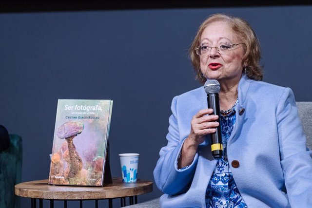 La fotógrafa Cristina García Rodero durante la presentación de su libro ‘Ser fotógrafa, un regalo de la vida’, en el Corte Inglés de Callao, a 20 de noviembre de 2023, en Madrid (España). 