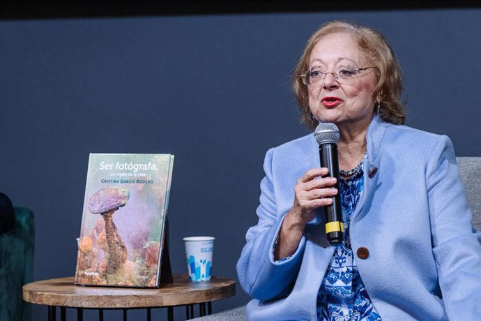 La fotógrafa Cristina García Rodero durante la presentación de su libro Ser fotógrafa, un regalo de la vida, en el Corte Inglés de Callao, a 20 de noviembre de 2023, en Madrid (España). 