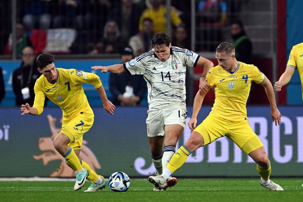 Oleksandr Svatok y Federico Chiesa  en el Ucrania-Italia de Leverkusen