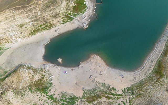 Archivo - Vista aérea del pantano Darnius-Boadella, a 30 de julio de 2023, en Darnius, Girona, Cataluña (España). El pantano de Darnius-Boadella se encuentra solo al 20 % de su capacidad debido a la sequía de este mes. Un julio seco y caluroso ha provocad