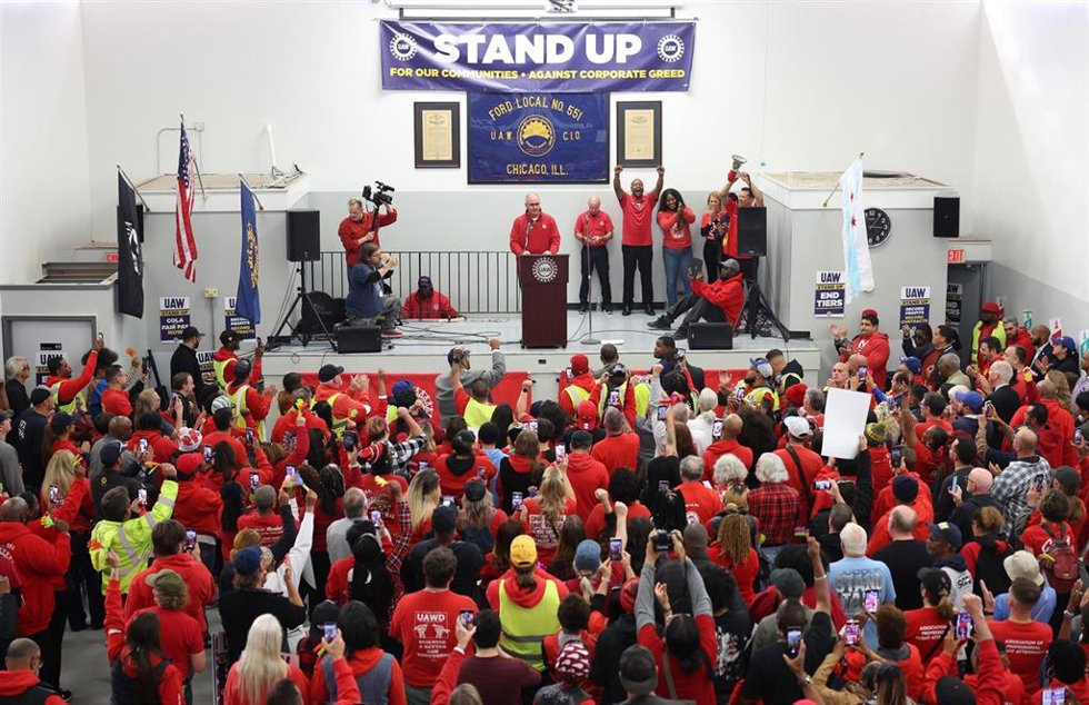 Archivo - Miembros del sindicato estadounidense Trabajadores de la Automoción Unidos (UAW)