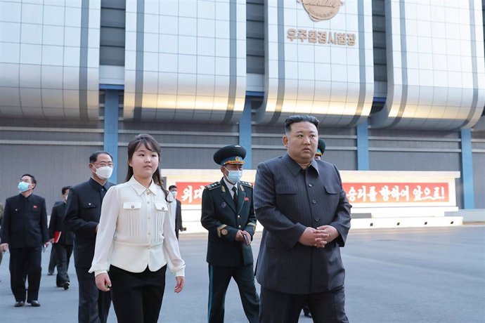 Archivo - El presidente de Corea del Norte, Kim Jong Un, junto a su hija Ju Ae, en Pyongyang