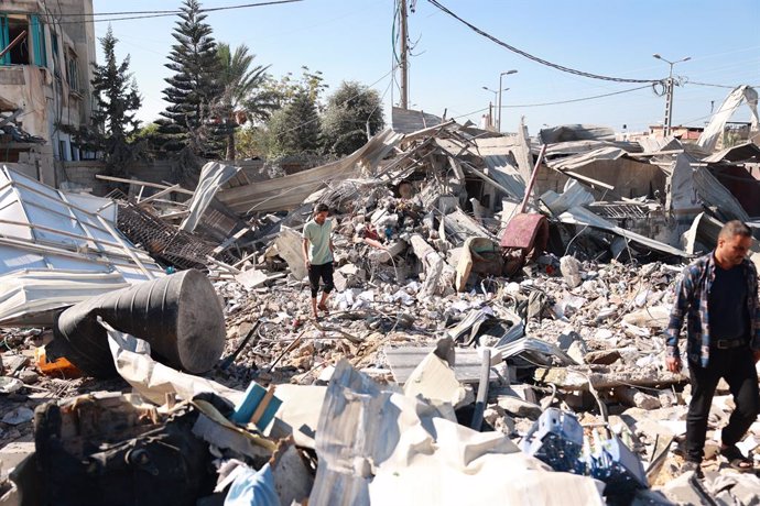 November 16, 2023, Nusairat, Gaza Strip, Palestinian Territory: People search through buildings, destroyed during Israeli air strikes a day earlier, in the southern Gaza Strip on November 16, 2023 in Nuseirat, Gaza. Heavy fighting rages in the northern 